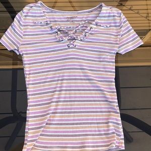 Stripped blouse with a V neck.